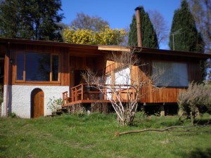 Ana Contreras Anuncios de Propiedades en Puc&oacute;n |  Arriendo casa en Pucon, sector El Escorial, Km 20 camino Villarrica-Pucon, , 4 Dormitorios,principal en suit, 2 ba&ntilde;os, amplio living comedor, amoblada. 