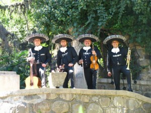 Mariachi chile mexico Anuncios de Propiedades en Macul |  Charros a domicilio 02-7279788, Grandes serenatas con mariachi chile mexico